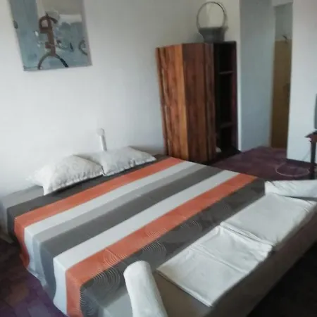 Viola بيت ضيافة Ezerets